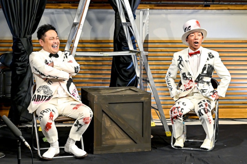 くりぃむしちゅー有田とバイきんぐ小峠。(c)TBS