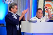 出川哲朗と兄の出川雄一郎氏（左）。(c)TBS