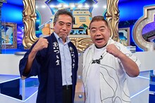 「クイズ！倍買」に出演する出川哲朗と兄の出川雄一郎氏（左）。(c)TBS