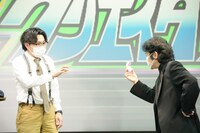 事件の真相に迫る刑事（右）。（写真提供：吉本興業）