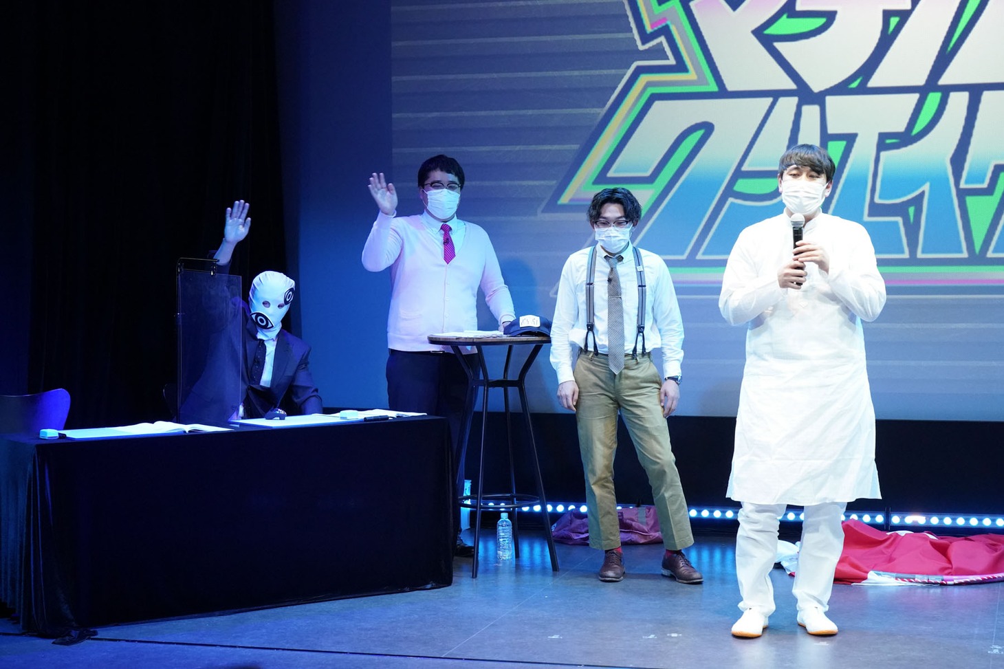 歌うオズワルド畠中（右）。（写真提供：吉本興業）