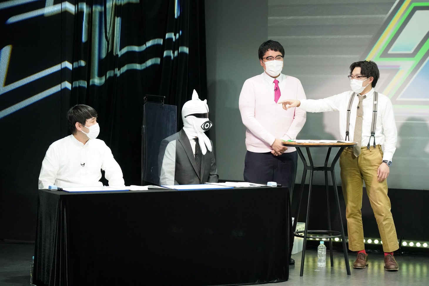オズワルド畠中（左端）はゴール様に仕えるファイとしてマヂラブの味方に付く。（写真提供：吉本興業）