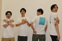 「せせらぐ深海」Tシャツを着用したオズワルドとカベポスター。