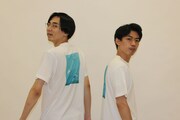 「せせらぐ深海」Tシャツを着用したカベポスター。
