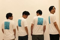 「せせらぐ深海」Tシャツを着用したオズワルドとカベポスター。