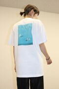 「せせらぐ深海」Tシャツの着用例。