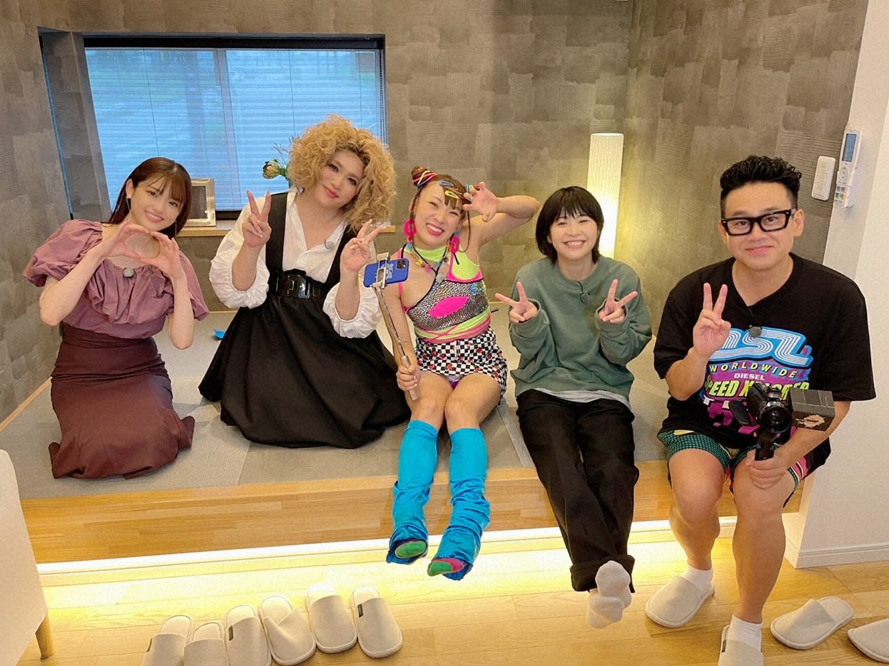 左から松村沙友理、IKKO、フワちゃん、Aマッソ加納、宮川大輔。(c)日本