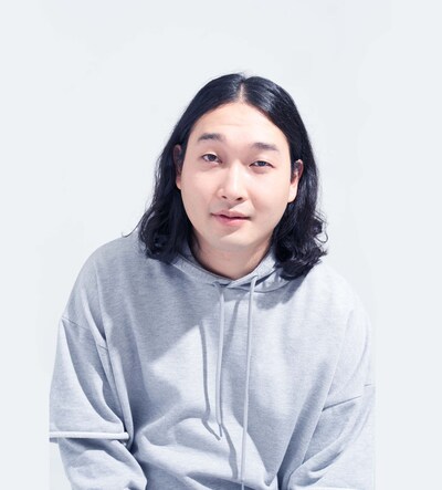 かが屋・賀屋扮するひねくれ者の映像クリエイター・柳徹。