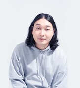 ひねくれ者の映像クリエイター・柳徹を演じる、かが屋・賀屋。