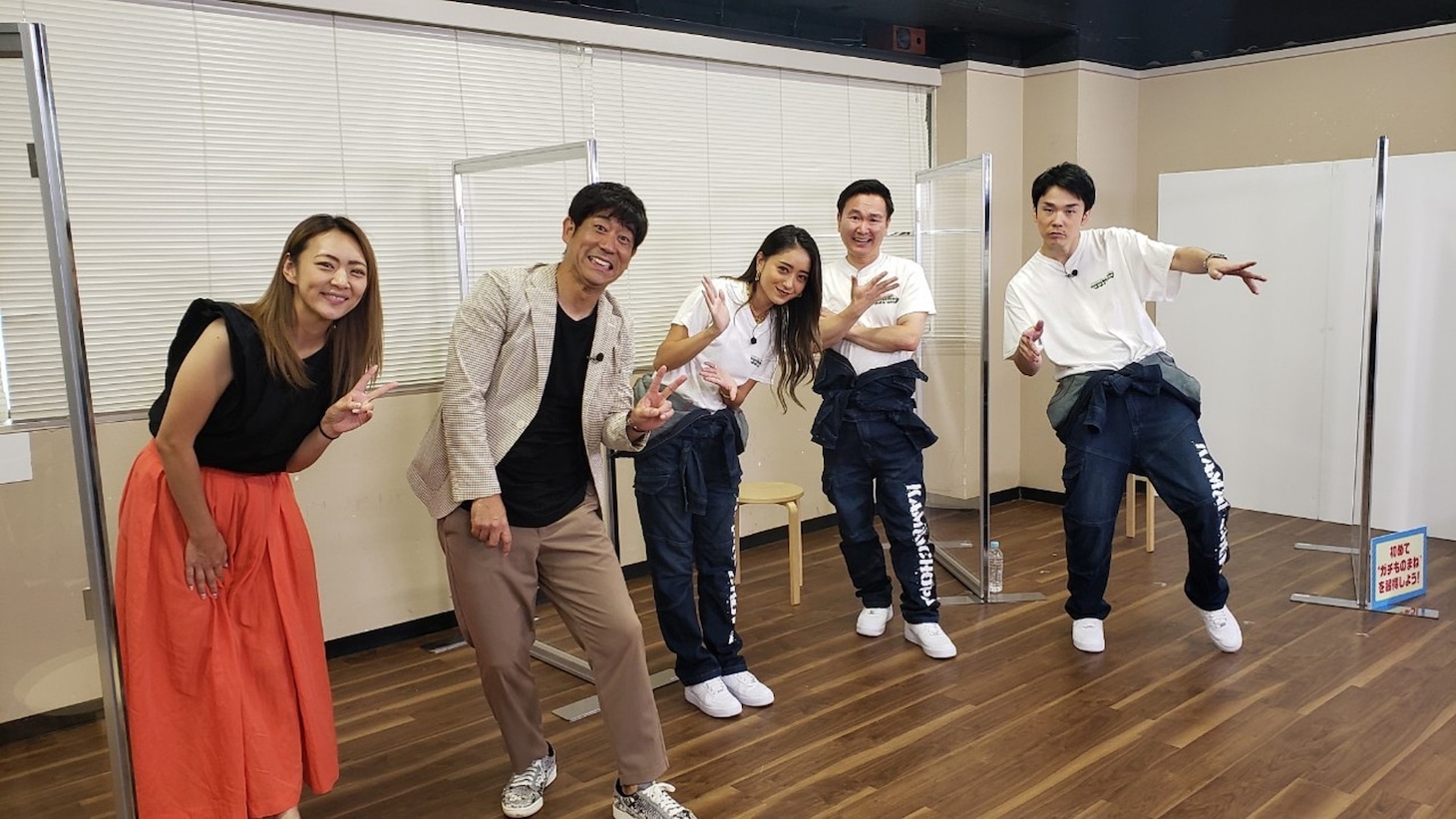 左からみかん、原口あきまさ、池田美優、かまいたち。