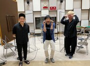 スピードワゴンとゲストの博多華丸（中央）。