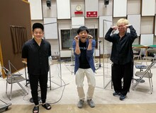 スピードワゴンとゲストの博多華丸（中央）。