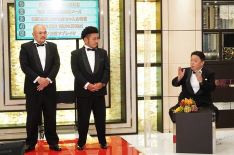 左から鬼越トマホーク、伊集院光。(c)読売テレビ