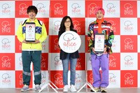 左からEXITりんたろー。、村本理恵子社長、EXIT兼近。