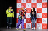 左からEXIT、村本理恵子社長。