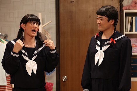 コント「寝ちゃダメ」に出演する（左から）アンタッチャブル柴田、劇団ひとり。(c)フジテレビ