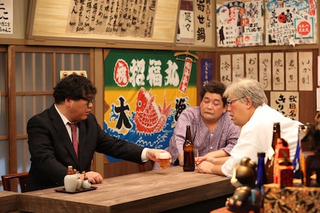 コント「泥酔飲み屋」に出演する（左から）カンニング竹山、サンドウィッチマン。(c)フジテレビ