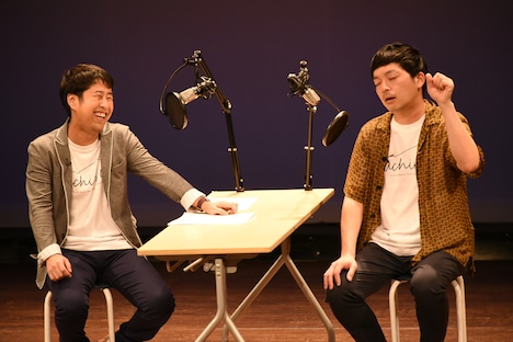 ソルジャーの公開収録からの帰り道を演じるウエストランド河本（右）。