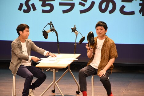 くっきー！のYouTubeに影響されて靴磨きをしたら誤ってドクターマーチンのイエローステッチを靴墨で塗りつぶしてしまったウエストランド河本（右）。