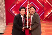 「第51回NHK上方漫才コンテスト」で優勝したビスケットブラザーズ。(c)NHK