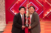 「第51回NHK上方漫才コンテスト」で優勝したビスケットブラザーズ。(c)NHK