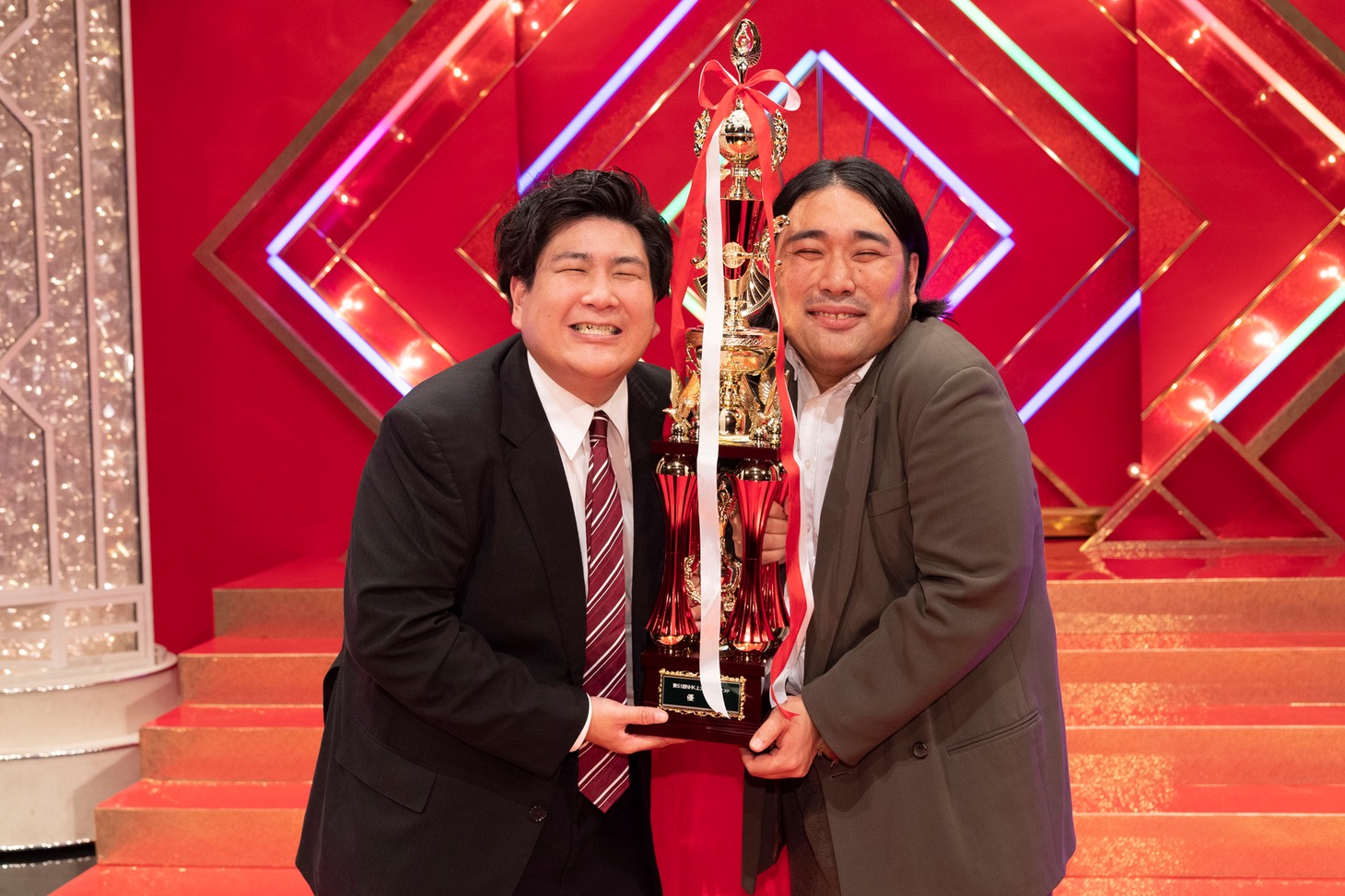 「第51回NHK上方漫才コンテスト」で優勝したビスケットブラザーズ。(c)NHK