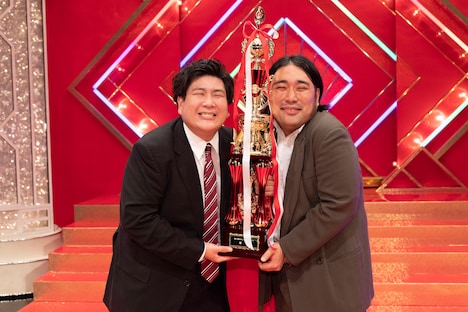 「第51回NHK上方漫才コンテスト」で優勝したビスケットブラザーズ。(c)NHK