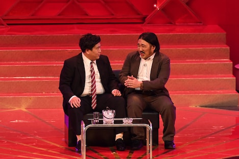 2本目にコント「キャバクラ」を披露するビスケットブラザーズ。(c)NHK