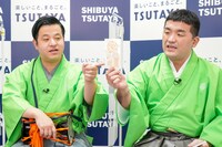 特典のしおりを紹介する、すゑひろがりず。