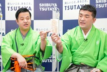 特典のしおりを紹介する、すゑひろがりず。