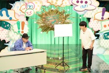 金の国。左から、渡部おにぎり、桃沢。(c)フジテレビ