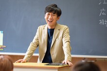 新ドラマ「この初恋はフィクションです」に英語教師役で出演する東京03飯塚。(c)TBS