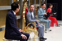 審査するレギュラー陣。