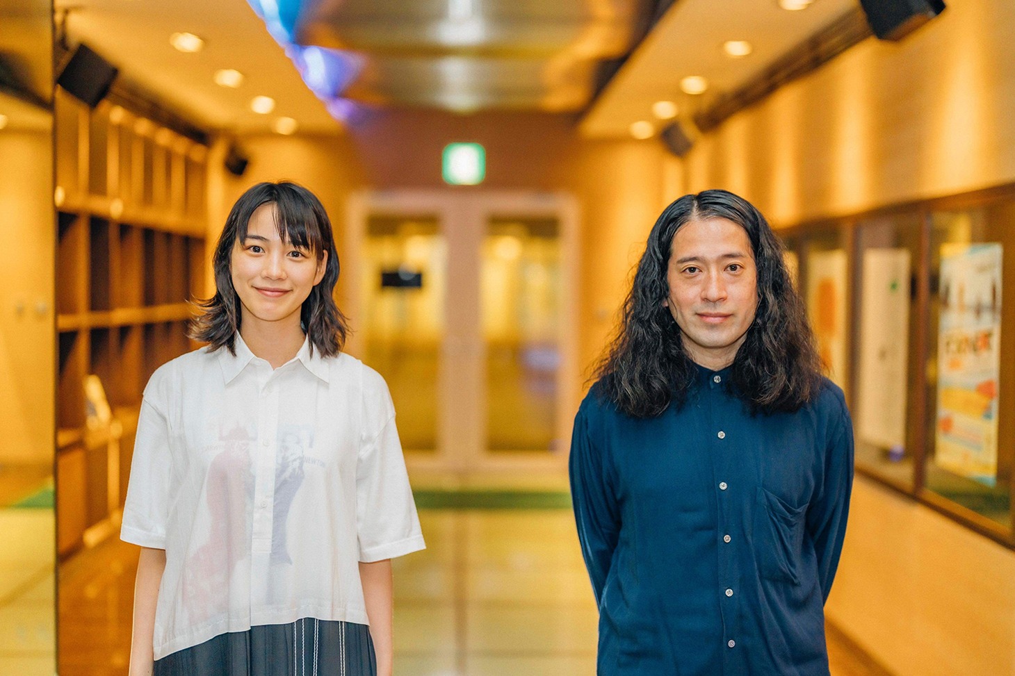 左からのん、ピース又吉。