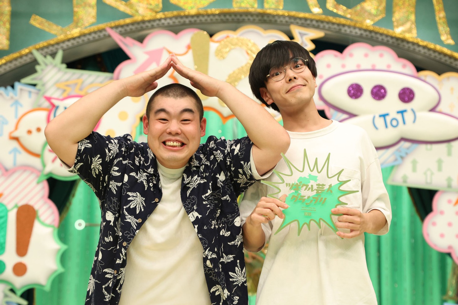 金の国。左から渡部おにぎり、桃沢健輔。