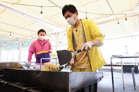 博多華丸が焼きそばを調理するワンシーン。(c)関西テレビ