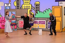 5GAPと生見愛瑠（左）。(c)関西テレビ