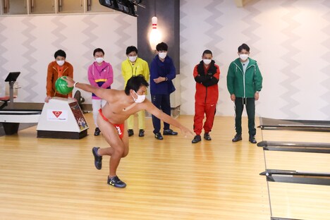 天竺鼠・瀬下がボウリングの投球に臨むワンシーン。(c)関西テレビ