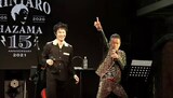 ライブで共演した際の（左から）間慎太郎、間寛平。