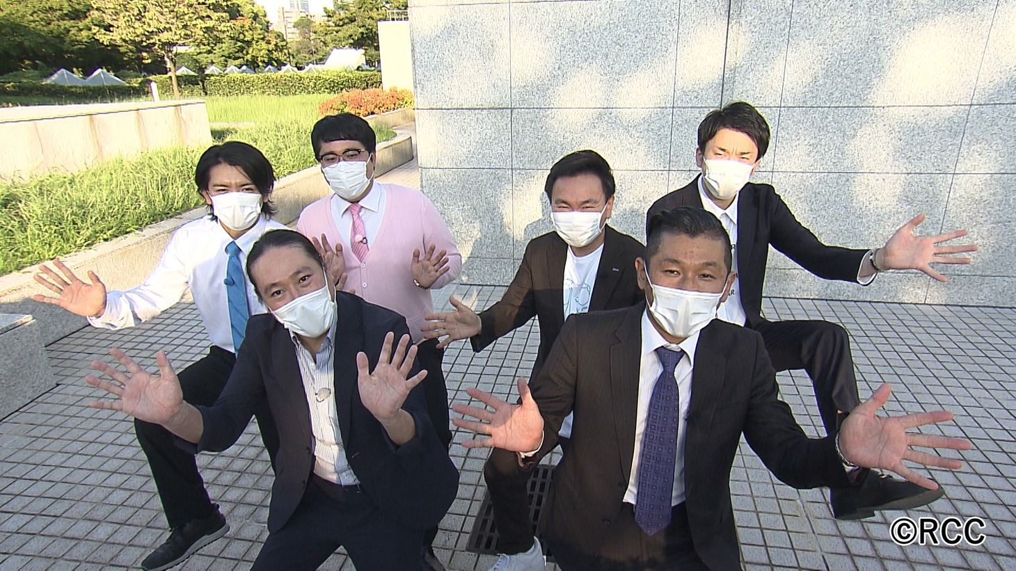 「千鳥の出没！ひな壇団ゴールデン」で千鳥を喜ばせるロケに臨む笑い飯、マヂカルラブリー（後方左）、かまいたち（後方右）。