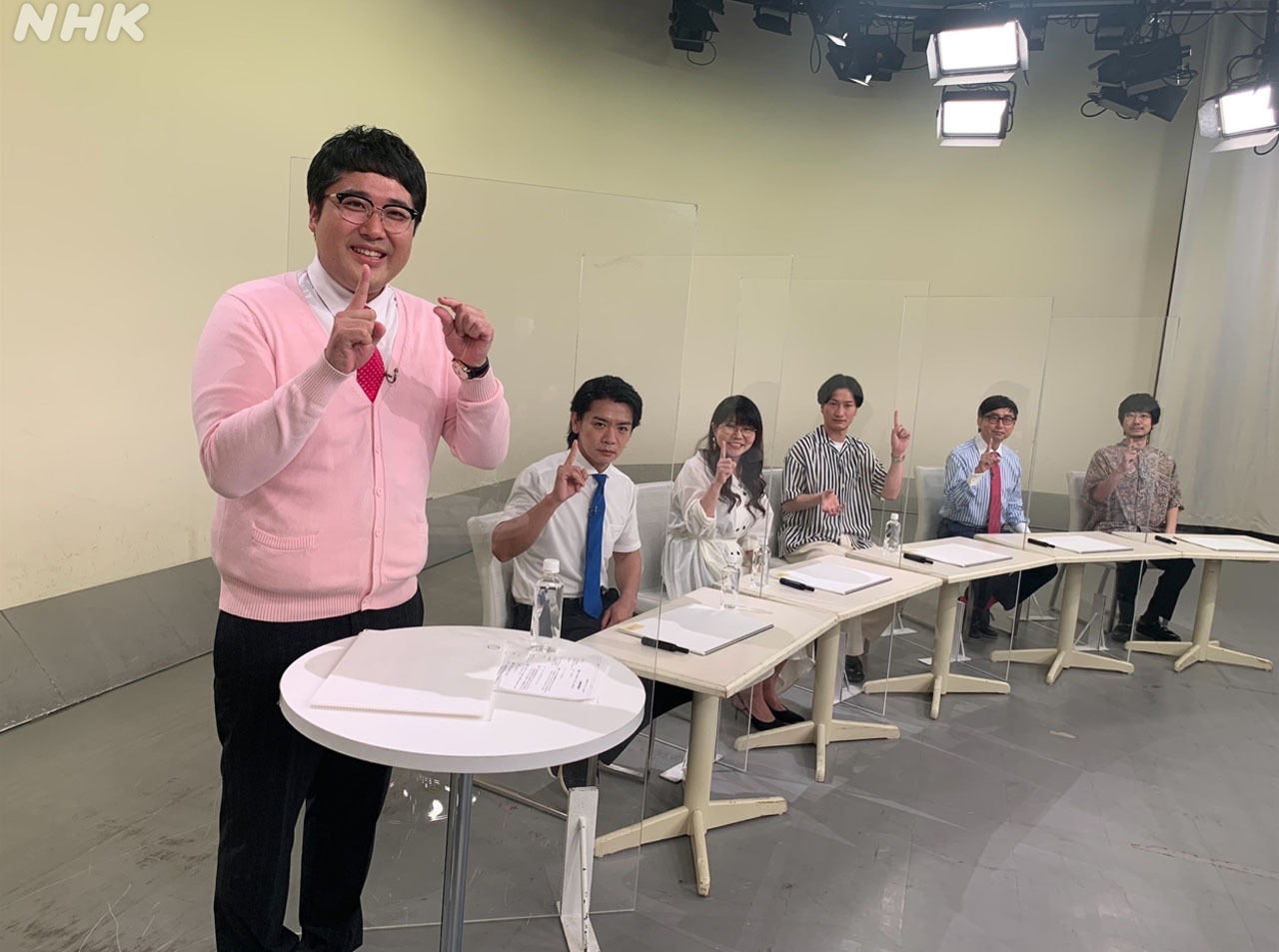「1ミリ革命大喜利」を展開する芸人チーム。