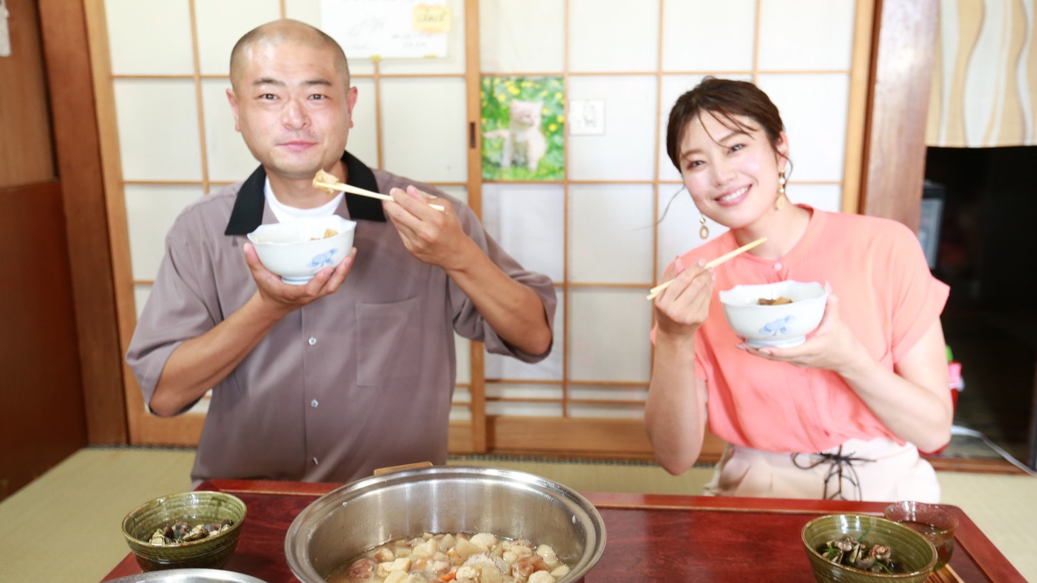 左からあばれる君、稲村亜美。(c)テレビ大阪