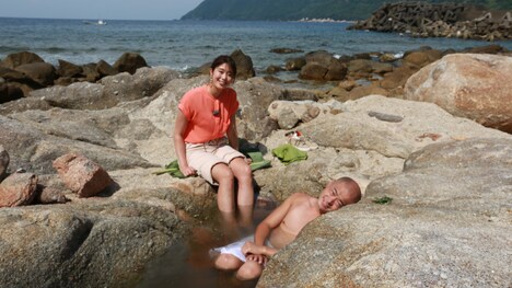 左から稲村亜美、あばれる君。(c)テレビ大阪