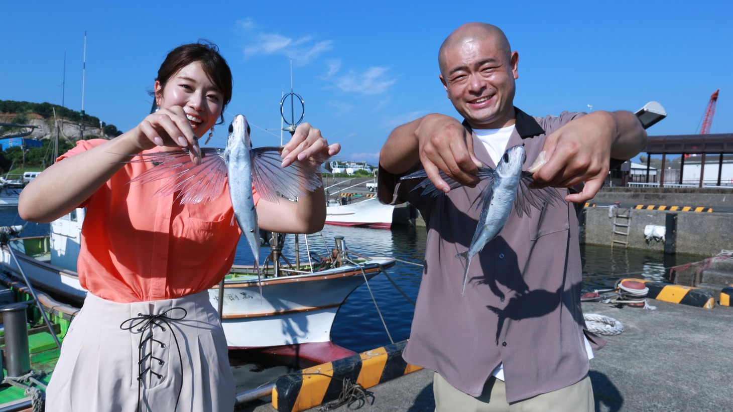 左から稲村亜美、あばれる君。(c)テレビ大阪