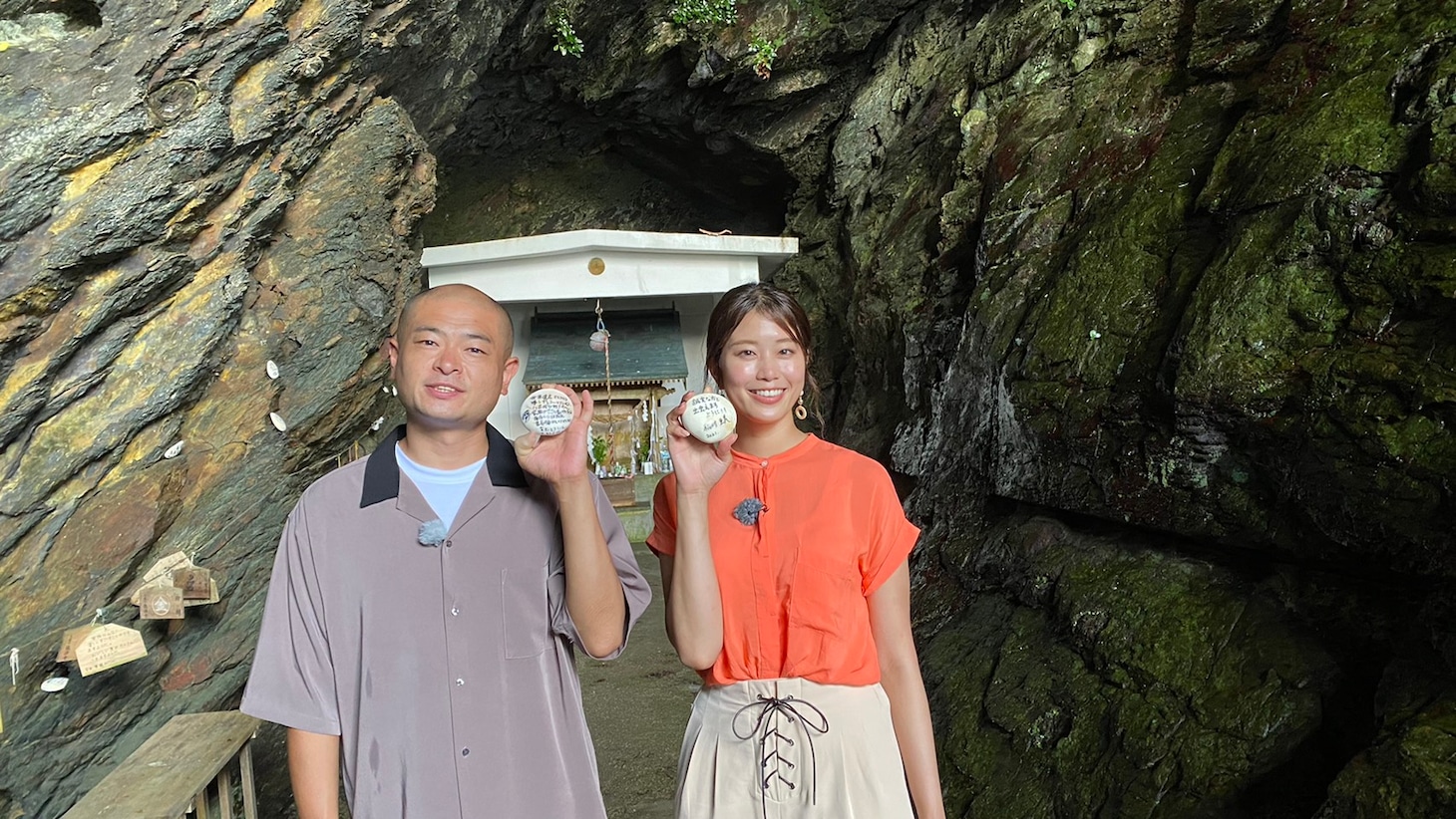 左からあばれる君、稲村亜美。(c)テレビ大阪