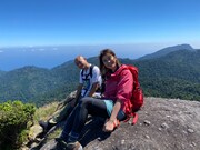 左からあばれる君、稲村亜美。(c)テレビ大阪