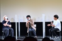 トーク中のワンシーン。酒井（右）が「お前らにホトトギスの話、入ってなかった？」と以前組んでいたトリオの評判を2人に確認していた。