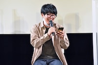 客席や視聴者からの投稿をその場で確認するうしろシティ阿諏訪。レギュラー出演していた「うしろシティ 星のギガボディ」についても話し、放送が終了した現在もなお「週末に何をしゃべろうか考えるのがクセになっている」と述べた。