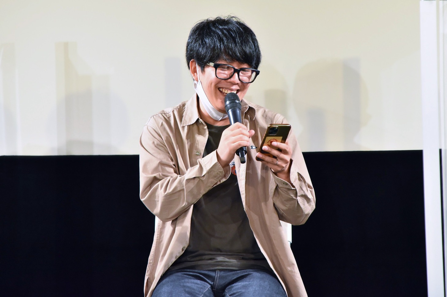 客席や視聴者からの投稿をその場で確認するうしろシティ阿諏訪。レギュラー出演していた「うしろシティ 星のギガボディ」についても話し、放送が終了した現在もなお「週末に何をしゃべろうか考えるのがクセになっている」と述べた。