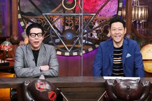 MCの今田耕司（左）と東野幸治（右）。